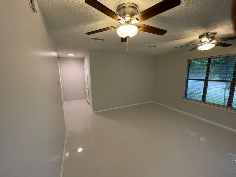 Building Photo - 390 Guzzardo Ln