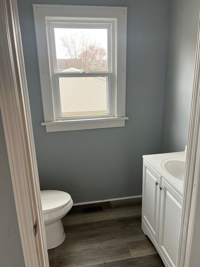 Building Photo - 3 Bed / 1.5 Bath Updated Home with Off-Street Parking!