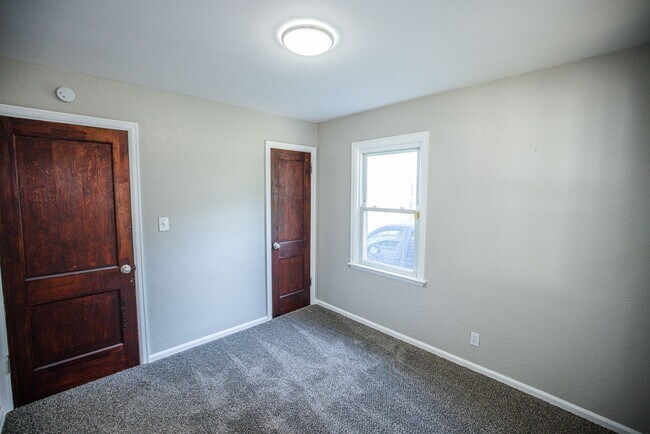 Building Photo - 306 W Crawford Ave