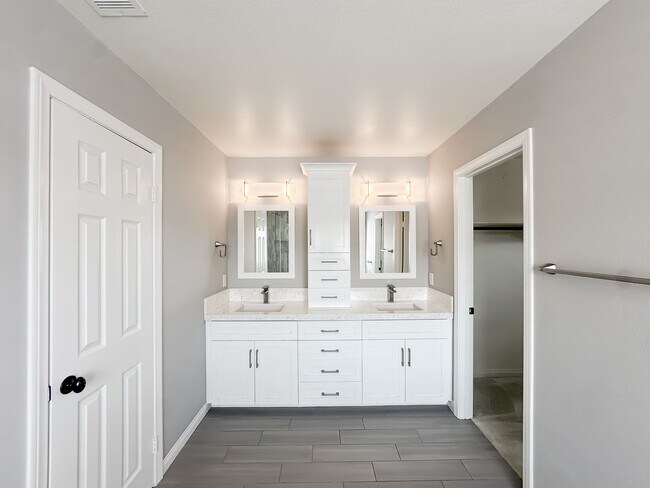 Building Photo - 32920 Northshire Cir