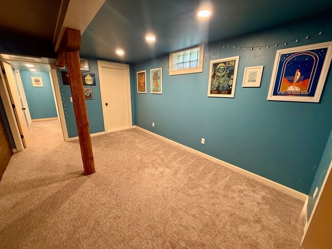 Building Photo - Stunning 3 Bed / 2 Bath Home on 10th Street!