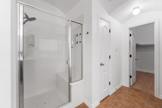 Building Photo - Spacious 5-Bedroom Retreat on Hidden Lake Court with Pool