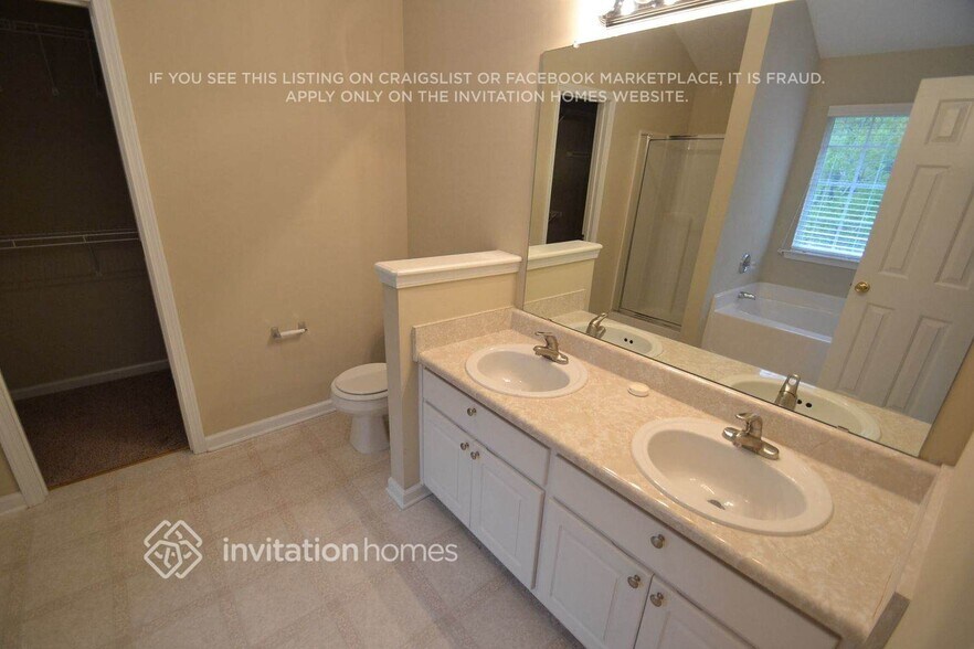 Building Photo - 5767 Village Loop