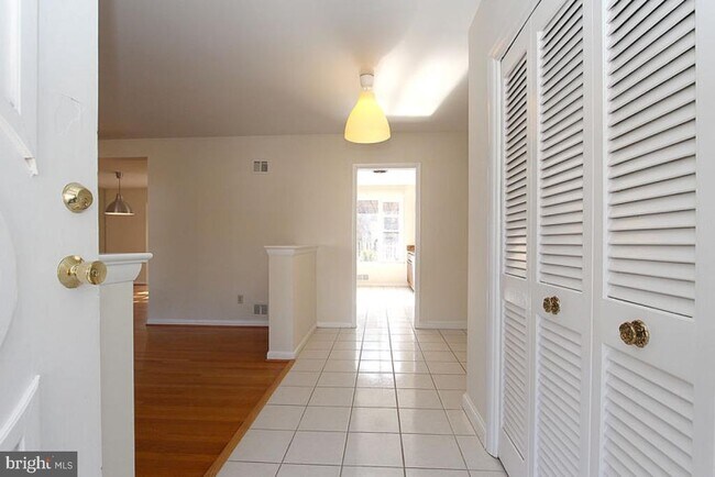 Building Photo - 6220 Robinwood Rd