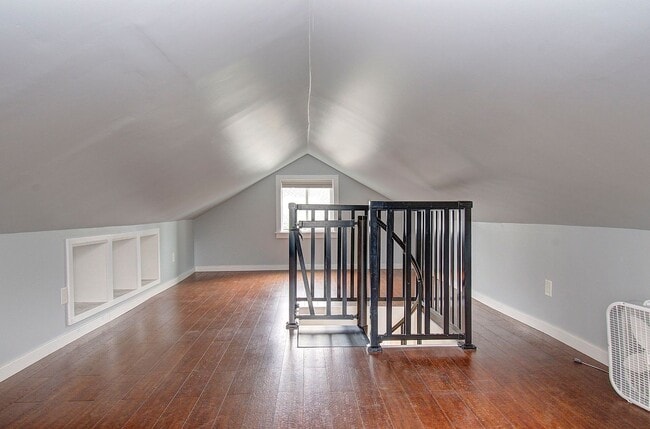 Building Photo - Charming 1+bd, 1ba Bungalow w/ Renovated Attic