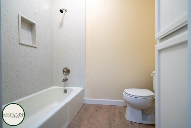 Building Photo - Remodeled 3 Bedroom Townhouse | Private Patio | Washer/Dryer