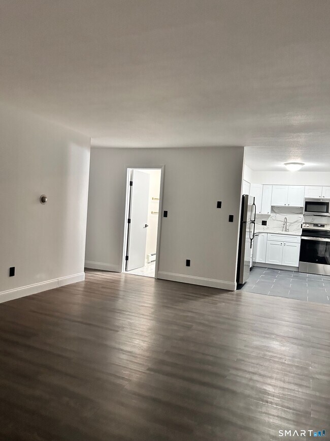 Building Photo - 1109 Waterbury Rd