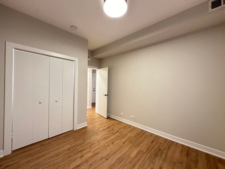 Building Photo - 651 W Wrightwood Ave