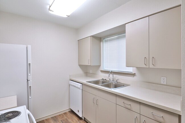 Building Photo - Newly Remodeled South Abilene Apartments!
