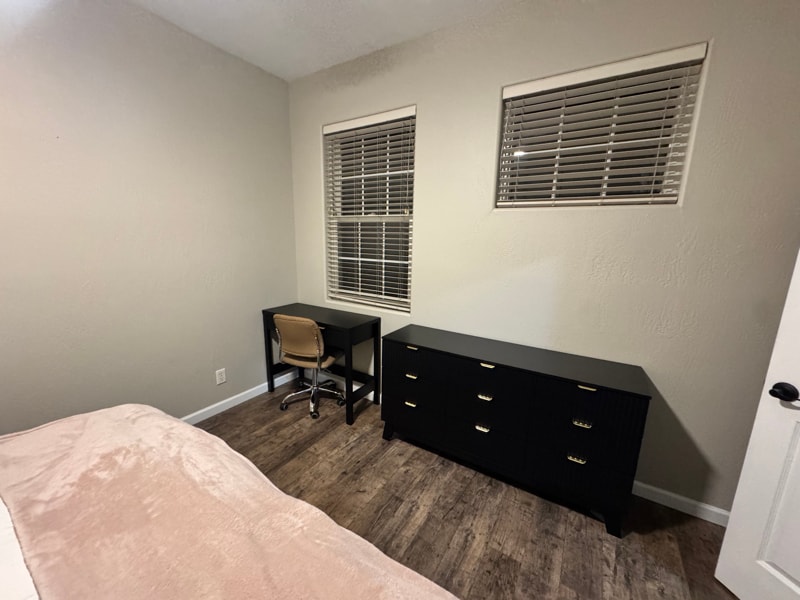 Building Photo - 2423 W Silverton Dr