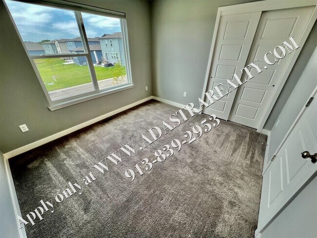 Building Photo - Beautiful Like New 4 Bed 4 Bath Home in Overland Park-Available NOW!!