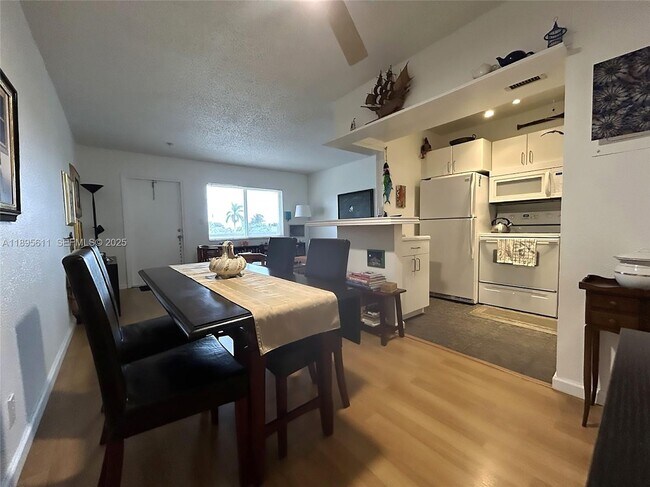 Building Photo - 1400 NE 54th St