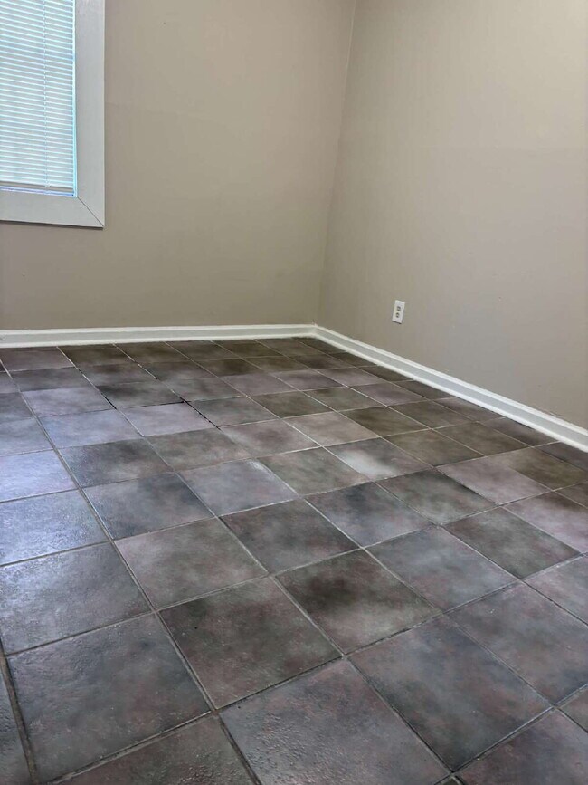 Building Photo - "Charming Living in Memphis: Cozy home with 1 Full Bath!"