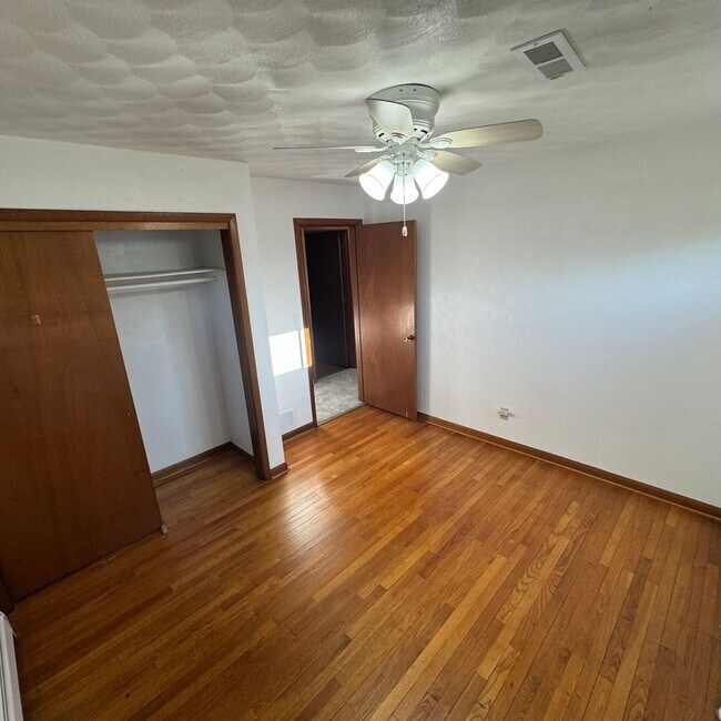 Building Photo - Spacious 3-Bedroom Home on Half-Acre Lot in Top-Rated Pleasant Valley School District!