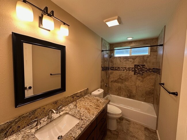 Building Photo - 16-1370 Pohaku Circle Kurtistown, HI 96760