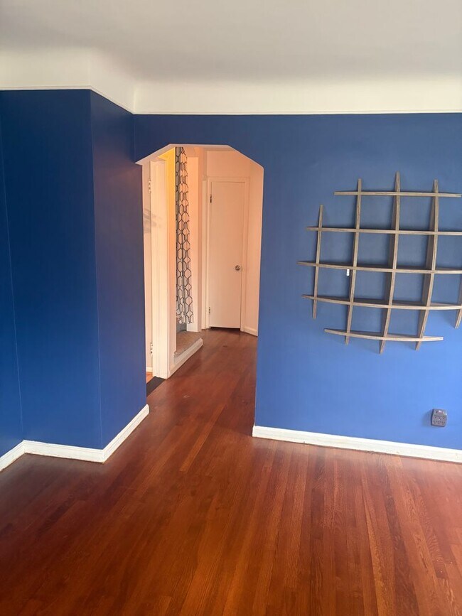 Building Photo - 3 bedroom, 2 bathroom bungalow with basement and 2 car garage on oversized lot