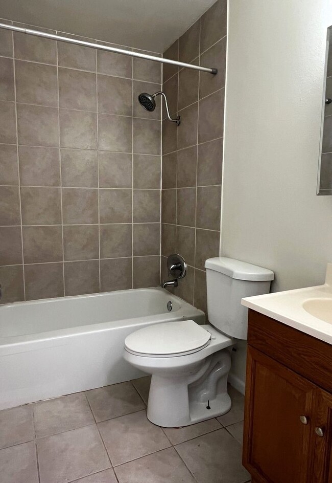 Building Photo - Updated 1 Bed/ 1 Bath Condo Kent - Great L...