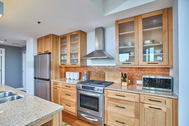Building Photo - Effortless Downtown Living in the Heart of...