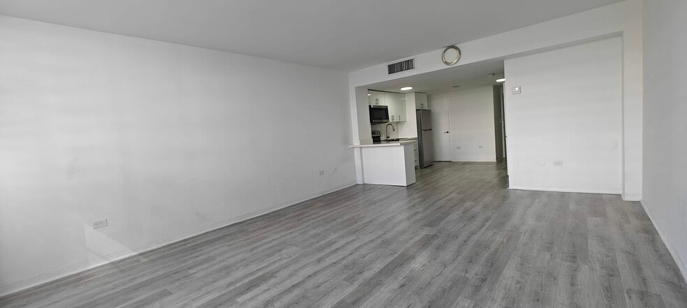 Building Photo - 801 Brickell Bay Dr