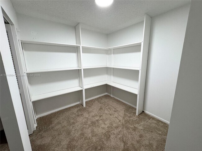 Building Photo - 800 Parkview Dr