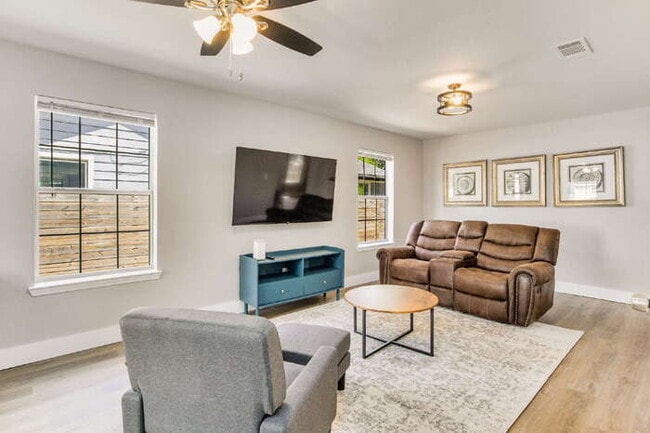 Building Photo - Charming 3-Bedroom, 2-Bath Home Near Downtown Pensacola