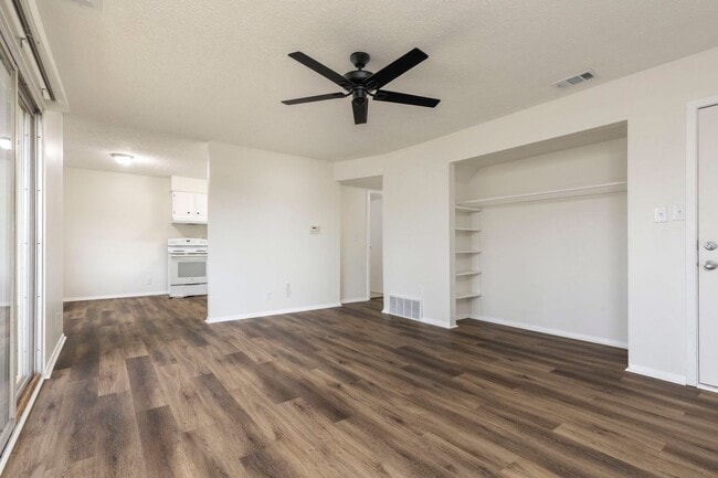 Building Photo - 9308 Aylesbury Dr