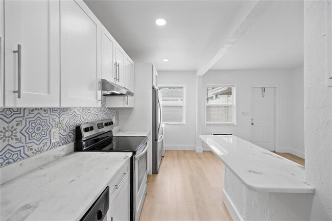 Building Photo - 412 SE 16th St