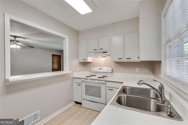 Building Photo - 799 Marstevan Dr NE