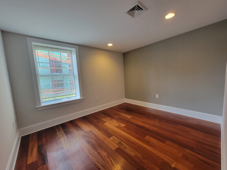 Building Photo - 19 W Girard Ave