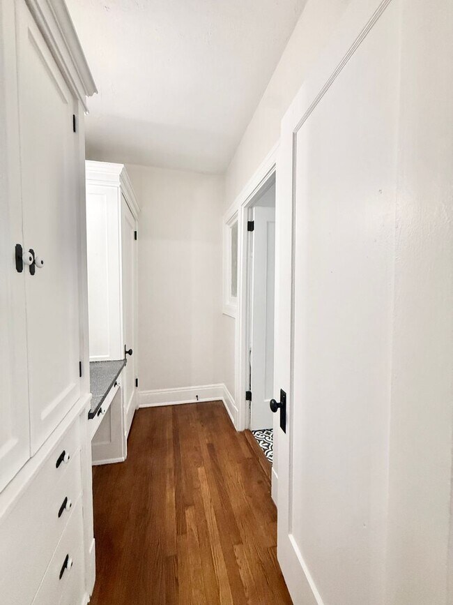 Building Photo - Very Unique Upstairs 1/1 w/ Hardwoods in Small 1920's complex - F211