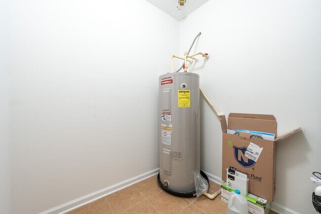 Building Photo - Jax Beach Condo Close to Everything