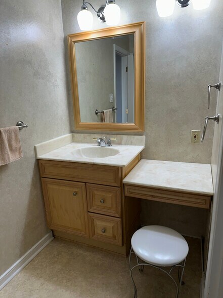 Building Photo - 9201 Woodlake Dr