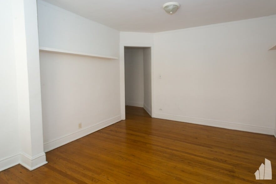 Building Photo - 5061 N Damen Ave
