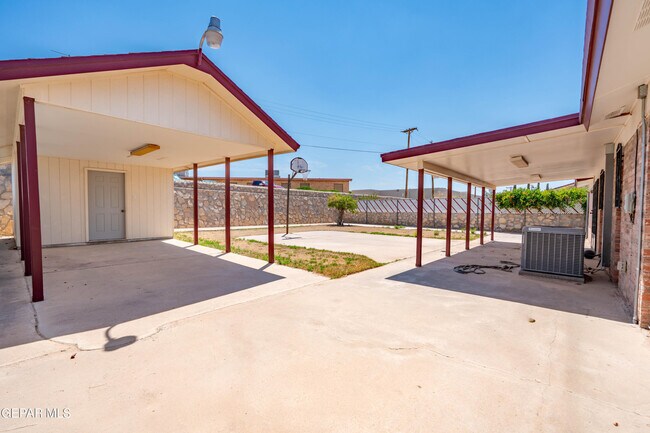 Building Photo - 11516 Meadowbrook Dr