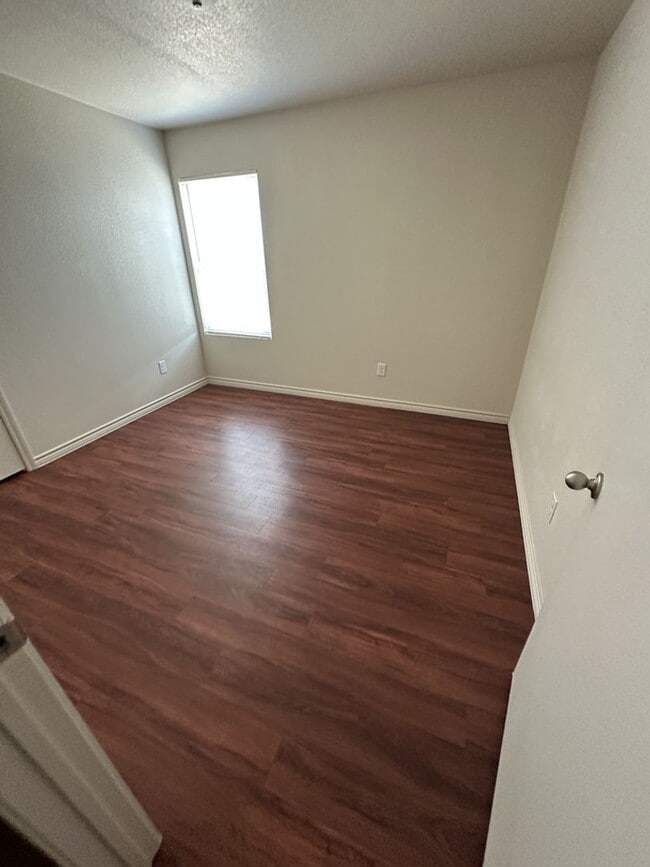 Building Photo - AVAILABLE NOW! (SECTION 8 ACCEPTED)