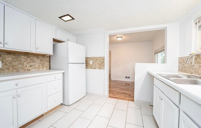 Building Photo - 477 S Weyant Ave