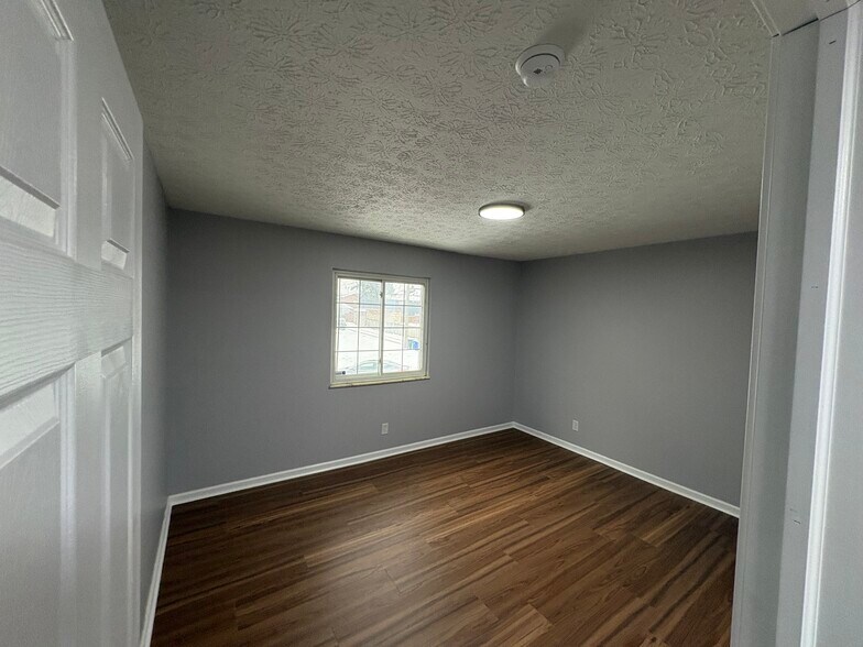 Building Photo - 395 E 13th Ave