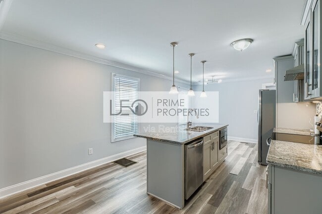 Building Photo - 677 Ira St SW