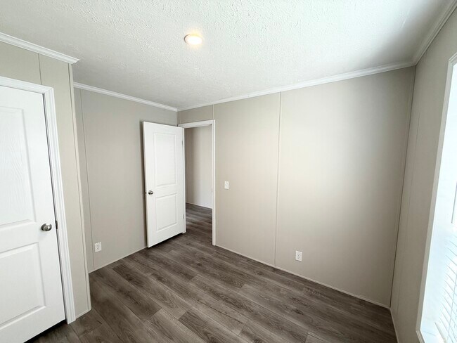 Building Photo - 9356 River Dr