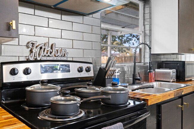 Building Photo - 4717 Edith St