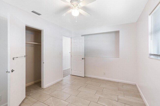 Building Photo - 6111 NW 43rd Ave