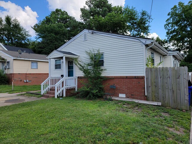 Building Photo - Front half of duplex, 2 bedroom 1 bath
