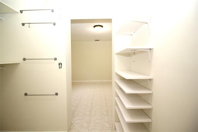 Building Photo - 3910 SW 61st Ave