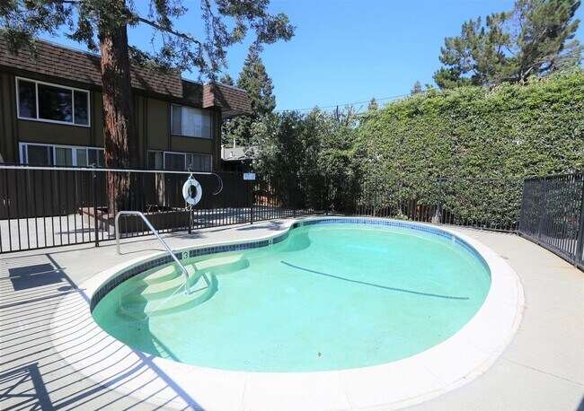 Building Photo - Spacious, 2-story 1 Bed/ 1 Bath Loft apart...
