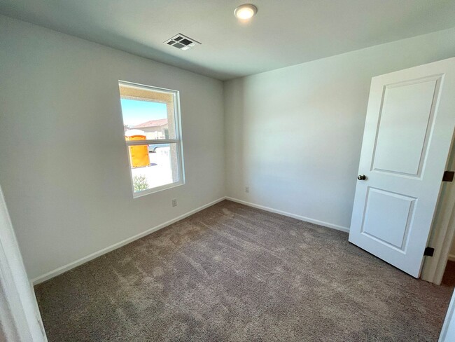 Building Photo - Beautiful New 3 Bedroom Home in the New Ra...