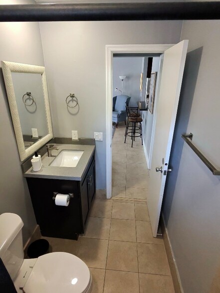 Building Photo - 2419 NE 2nd Ave