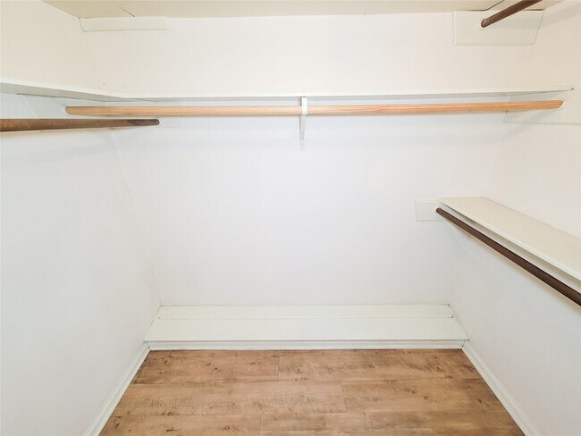 Building Photo - 13406 Glen Erica Dr