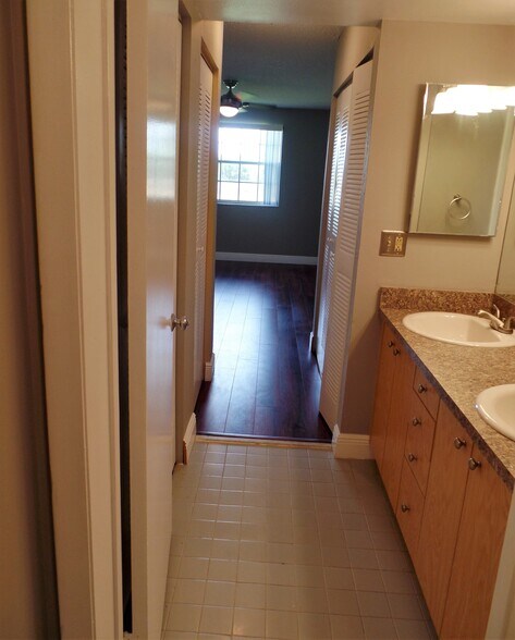 Building Photo - 2881 N Oakland Forest Dr