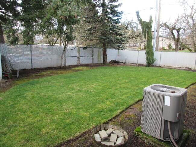 Building Photo - Great Three Bedroom in South Salem