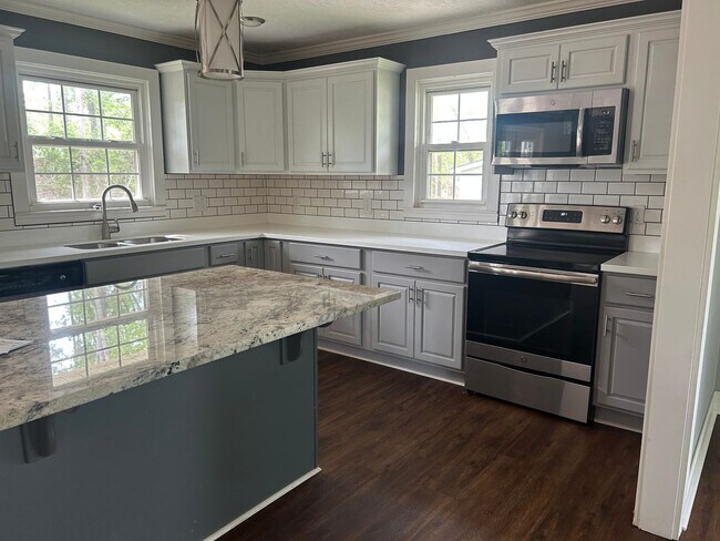 Building Photo - Lovely 3 Bedroom home